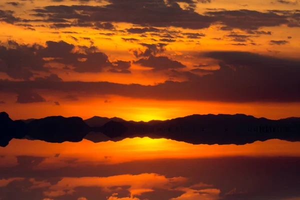 Gökyüzü ve güneş battıktan sonra alacakaranlık Gölü. — Stok fotoğraf