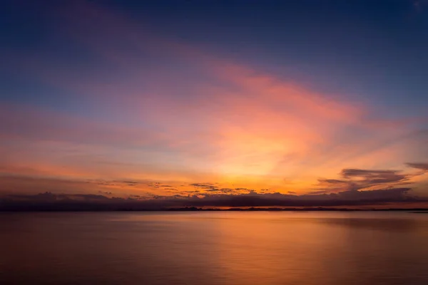 O céu e o lago no crepúsculo depois do pôr do sol . — Fotografia de Stock