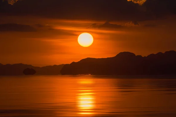Západu slunce na obloze a cloud na jezeře. — Stock fotografie