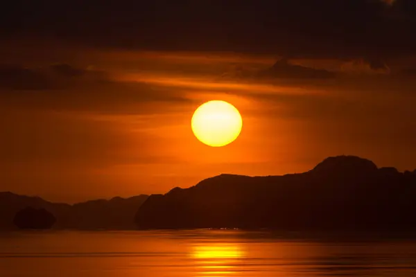 夕焼け空と湖の雲. — ストック写真