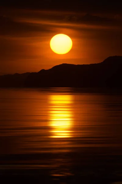 Sunset sky and cloud on the lake. — Stock Photo, Image