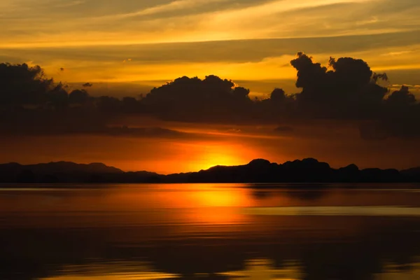 Himmel bei Sonnenuntergang und Wolken auf dem See. — Stockfoto