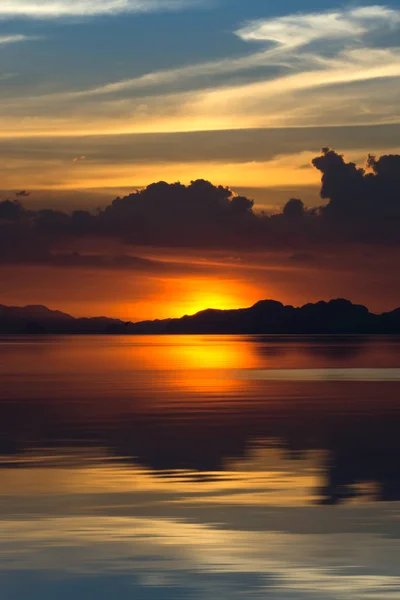 O céu e o lago no crepúsculo depois do pôr do sol . — Fotografia de Stock