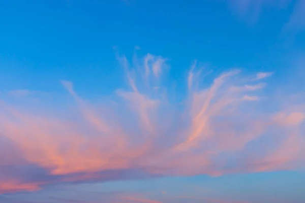 Červená cirrus cloud s modrou oblohou. — Stock fotografie