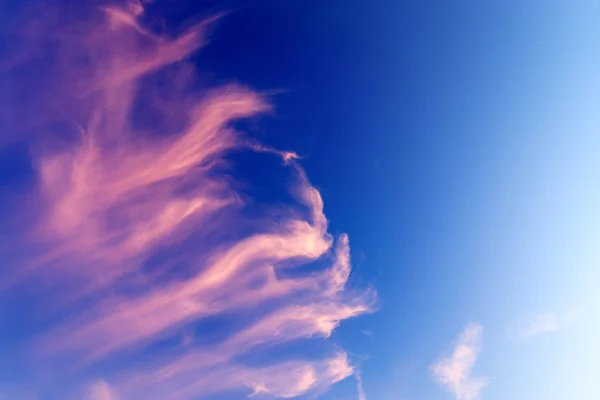 Červená cirrus cloud s modrou oblohou. — Stock fotografie