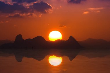 günbatımı gökyüzü göl, Tayland.