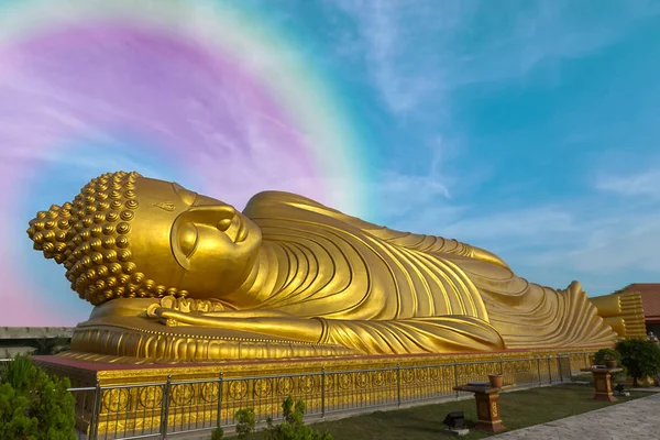 Nahaufnahme der goldenen Buddha-Statue. — Stockfoto