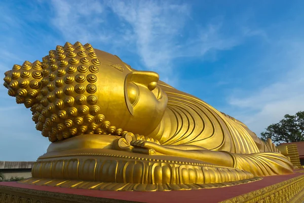 Close up da estátua dourada de Buda . — Fotografia de Stock