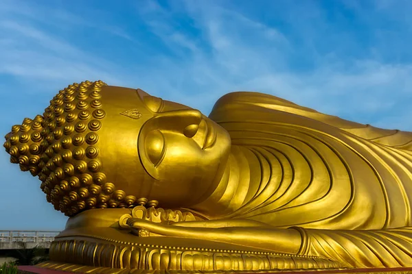 Närbild på den gyllengula Buddha-statyn. — Stockfoto