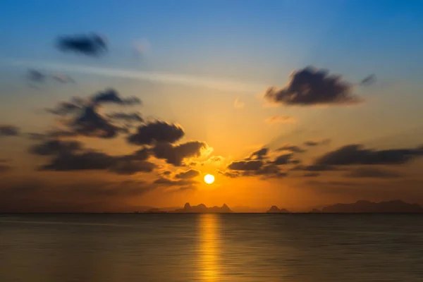 Niebo zachód słońca nad jeziorem, Tajlandia. — Zdjęcie stockowe