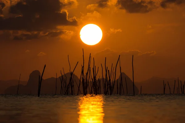 Cielo al tramonto al lago . — Foto Stock
