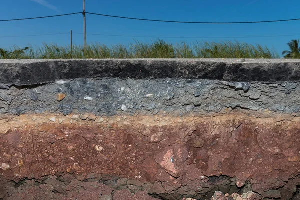 Bodem en rock lagen van de weg — Stockfoto