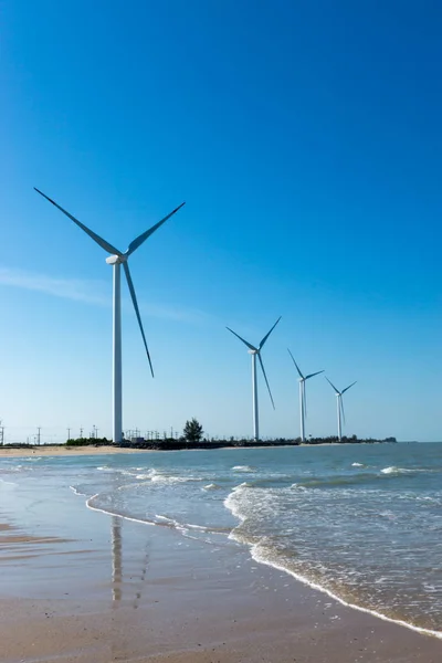 Вітрова турбіна на пляжі . — стокове фото