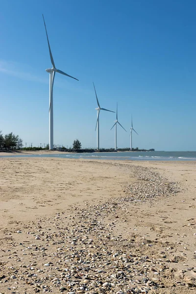 Turbina eólica en la playa. — Foto de Stock