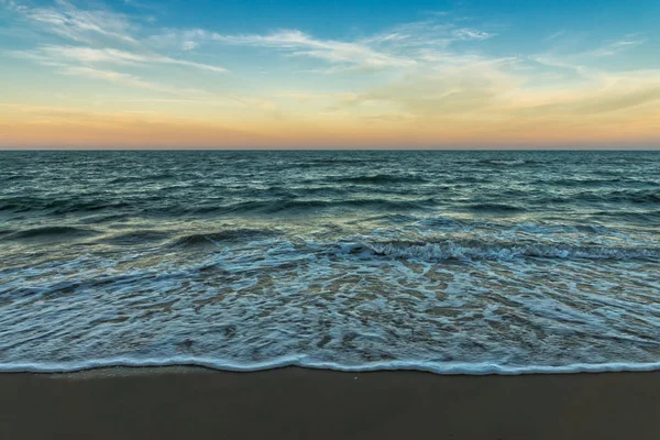 La playa en el verano. Imagen fuera de foco . — Foto de Stock