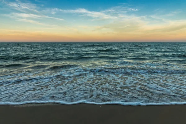 La playa en el verano. Imagen fuera de foco . —  Fotos de Stock