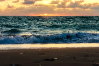 Gündoğumu gökyüzü sahilde.