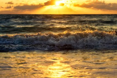 Gündoğumu gökyüzü sahilde.