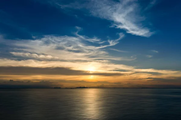 Pôr do sol no lago. — Fotografia de Stock