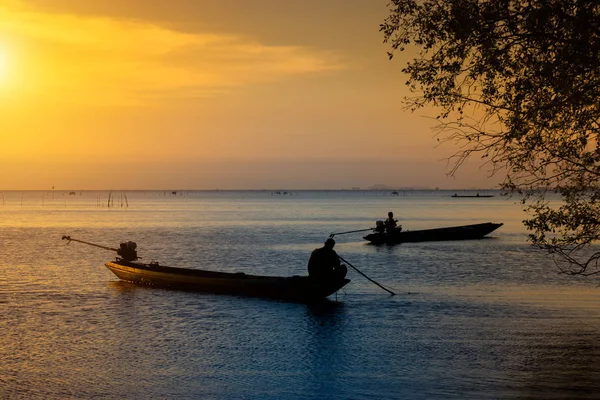 Silhouette pêcheur et coucher de soleil ciel sur le lac . — Photo