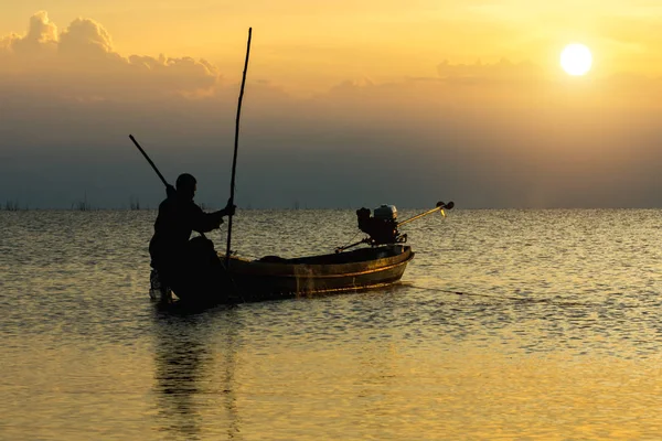 シルエット漁師と湖の夕暮れの空. — ストック写真