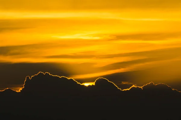 Randlicht der Wolken und orangefarbener Himmel — Stockfoto
