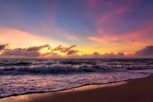 Sonnenaufgang Himmel am Strand. — Stockfoto