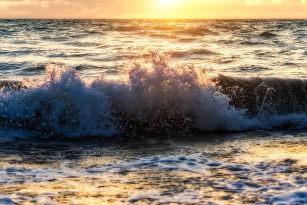 Lever de soleil sur la plage . — Photo