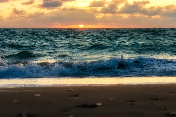 Lever de soleil sur la plage . — Photo