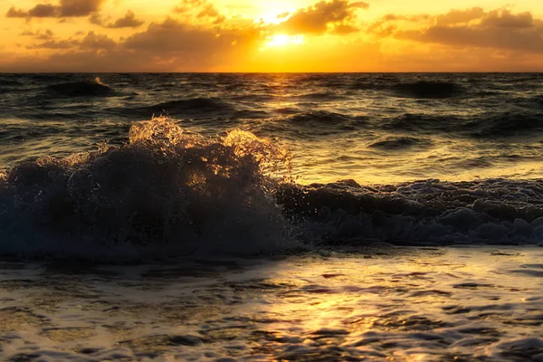Lever de soleil sur la plage . — Photo