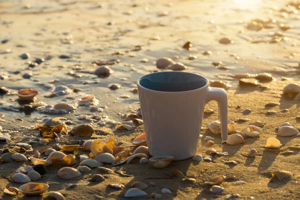 Tazza di caffè bianco sulla spiaggia . — Foto Stock