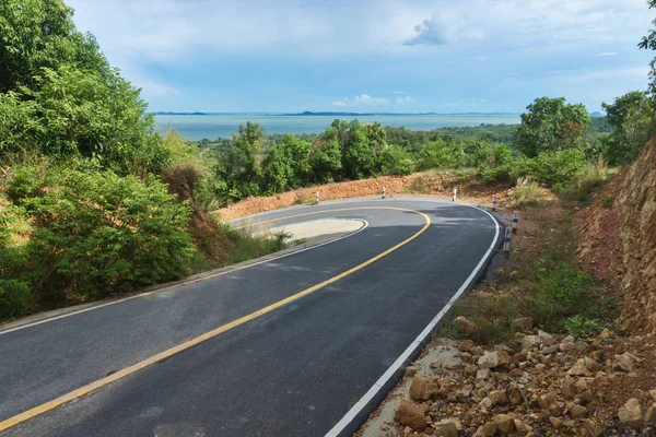 Leere kurvenreiche Straße zum Berg. — Stockfoto