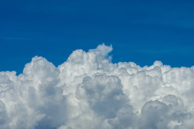 Mavi gökyüzü arkaplanlı beyaz bulut.