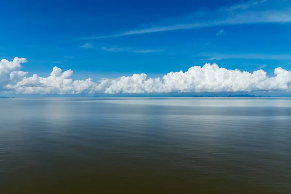 Awan putih di atas danau . — Stok Foto