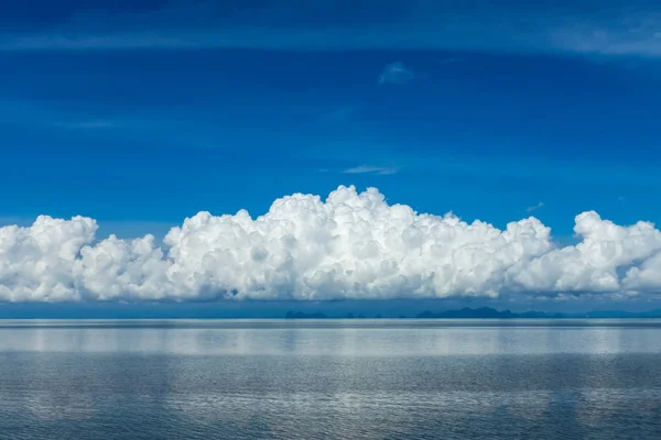Weiße Wolke über dem See mit blauem Himmel. — Stockfoto