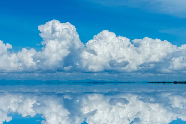 Weiße Wolke über dem See. — Stockfoto