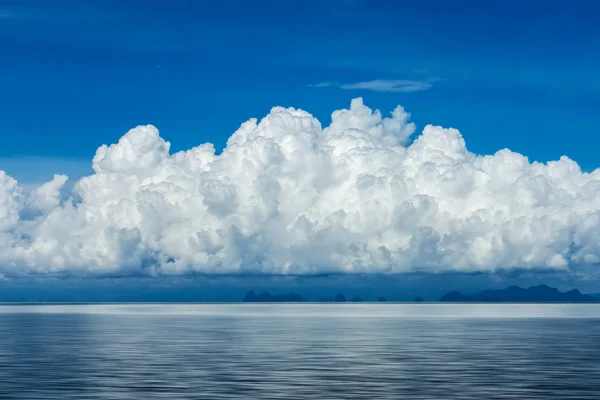 White cloud over the lake with blue sky. — Stock Photo, Image