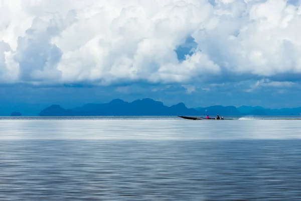 Fischerboot auf dem See mit weißer Wolke. — Stockfoto