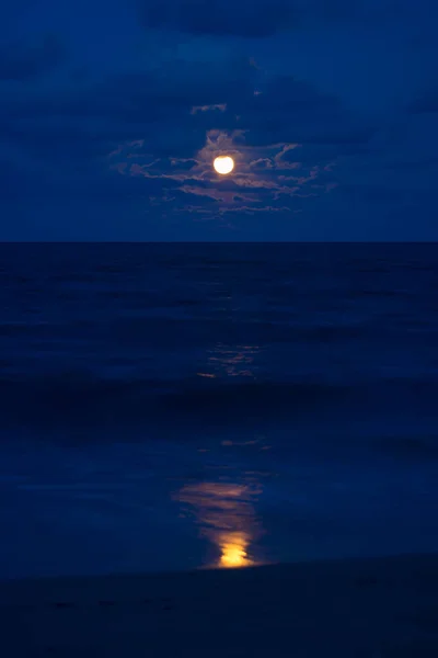 Lua vermelha na noite do céu azul . — Fotografia de Stock