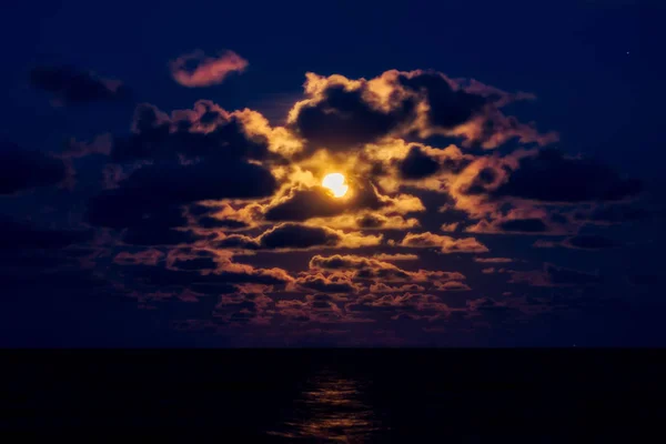 Luna roja en el cielo azul noche . — Foto de Stock