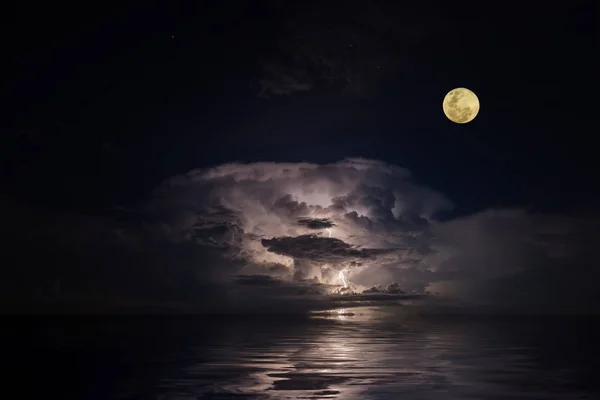Full moon in the dark sky — Stock Photo, Image