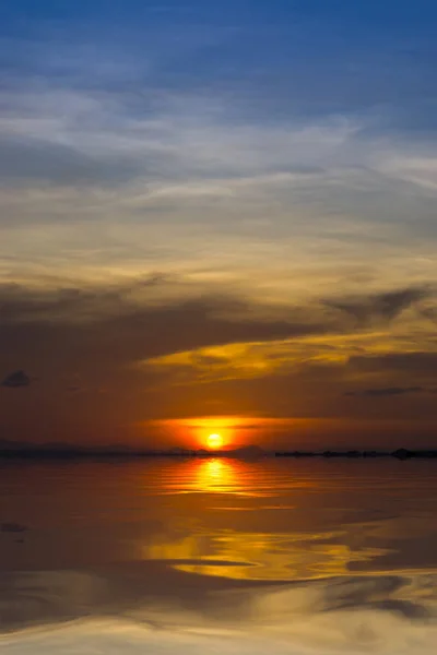 Pôr do sol no lago. — Fotografia de Stock