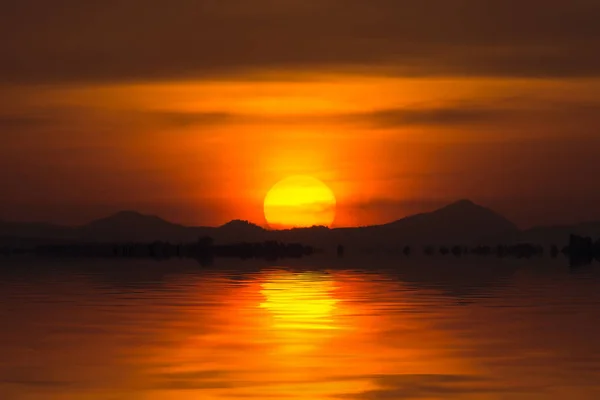 Sonnenuntergang auf dem See. — Stockfoto