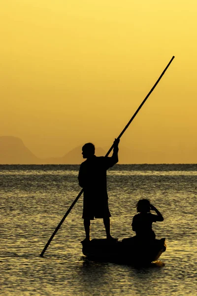 Rybáři a rybářských člunů plavat v jezeře. — Stock fotografie