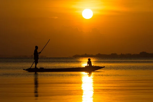 Pescatori e pescherecci galleggiano nel lago . — Foto Stock