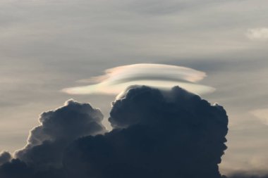 Gökyüzünde garip bulutlar.