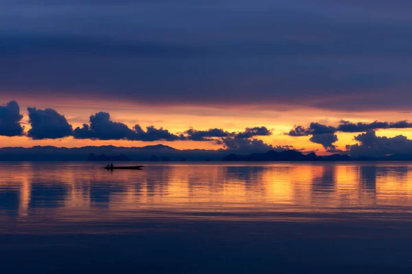 Bellissimo lago dopo il tramonto con nuvole . — Foto Stock