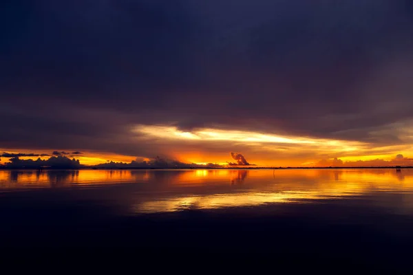 Vackra sjön efter solnedgång med moln. — Stockfoto