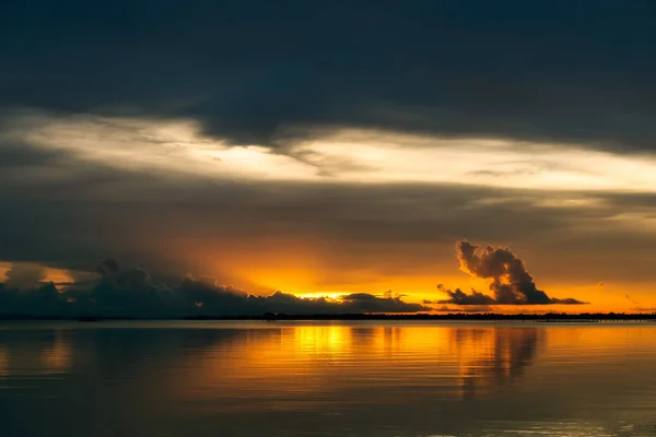 Krásné jezero po západu slunce s mraky. — Stock fotografie