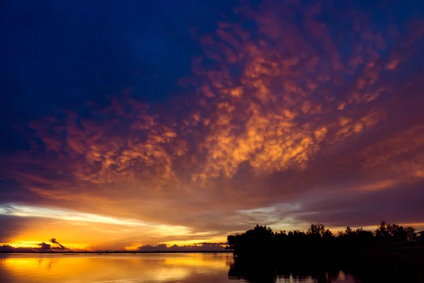 Cielo tras atardecer con extrañas nubes . —  Fotos de Stock